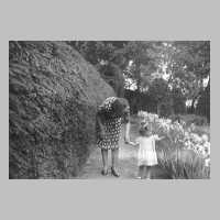 107-0059 Dora Foellmer, die Nichte von Fritz Stadie mit Elke Krueger im Garten des Gutes -Toelteninken-.jpg